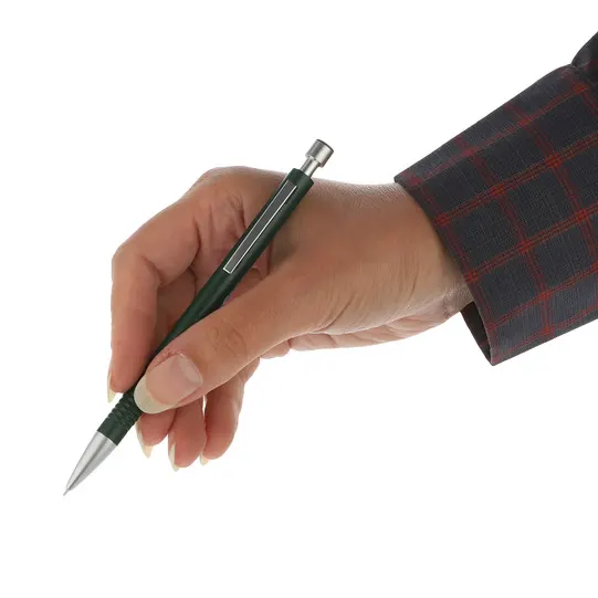 مداد نوکی سی کلاس در دست
